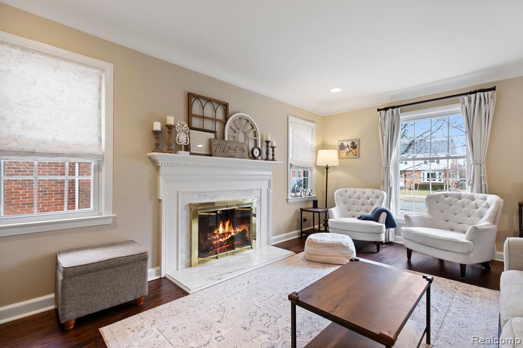 1395 Roslyn Road Grosse Pointe Woods, MI 48236 - Photo 5 of 43