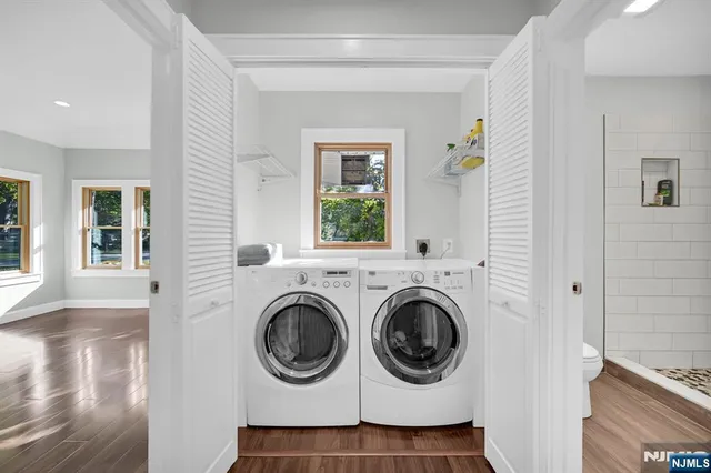 a view of entryway with washer and dryer