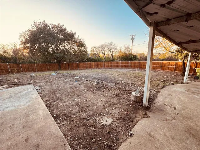 a view of a backyard