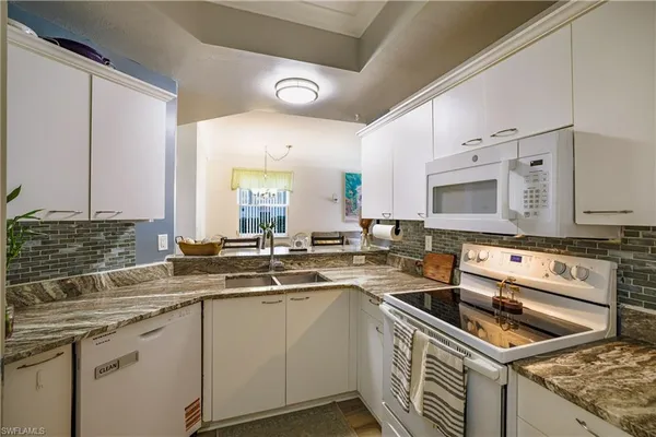 $299,900 | 305 Robin Hood Circle, Unit 101, Naples, FL 34104