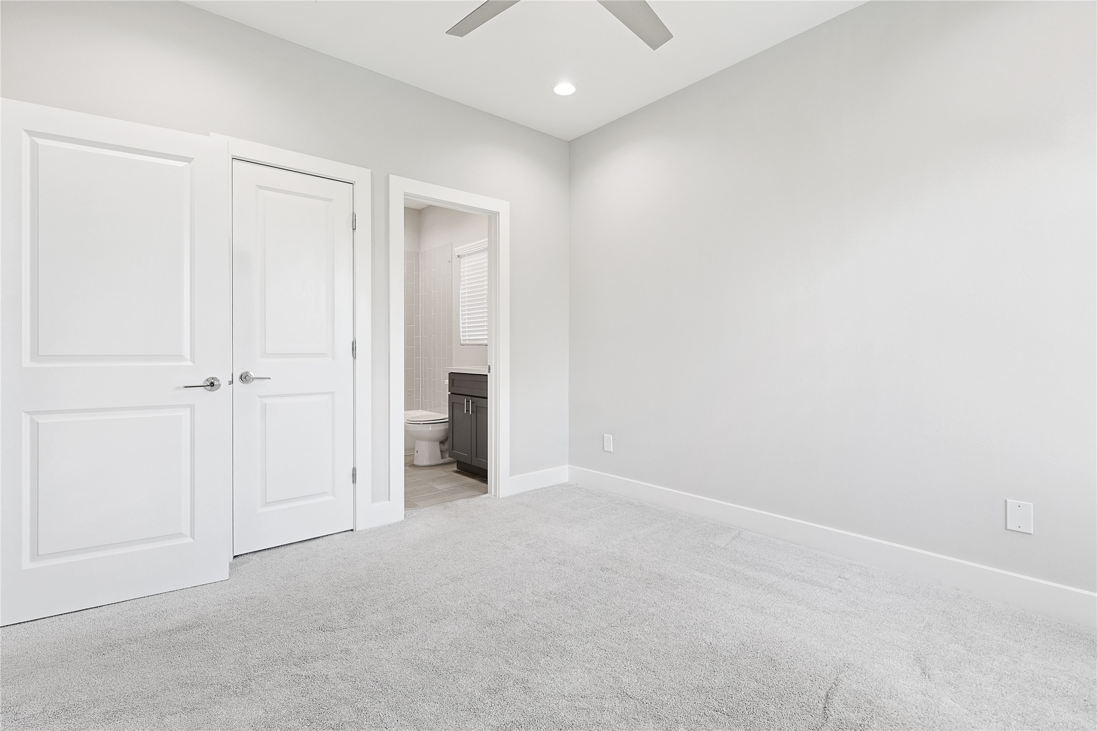 1222 Upton Street Houston, TX 77020 - Photo 28 of 41 Perfect for guests or family, secondary room adjacent from primary bedroom.