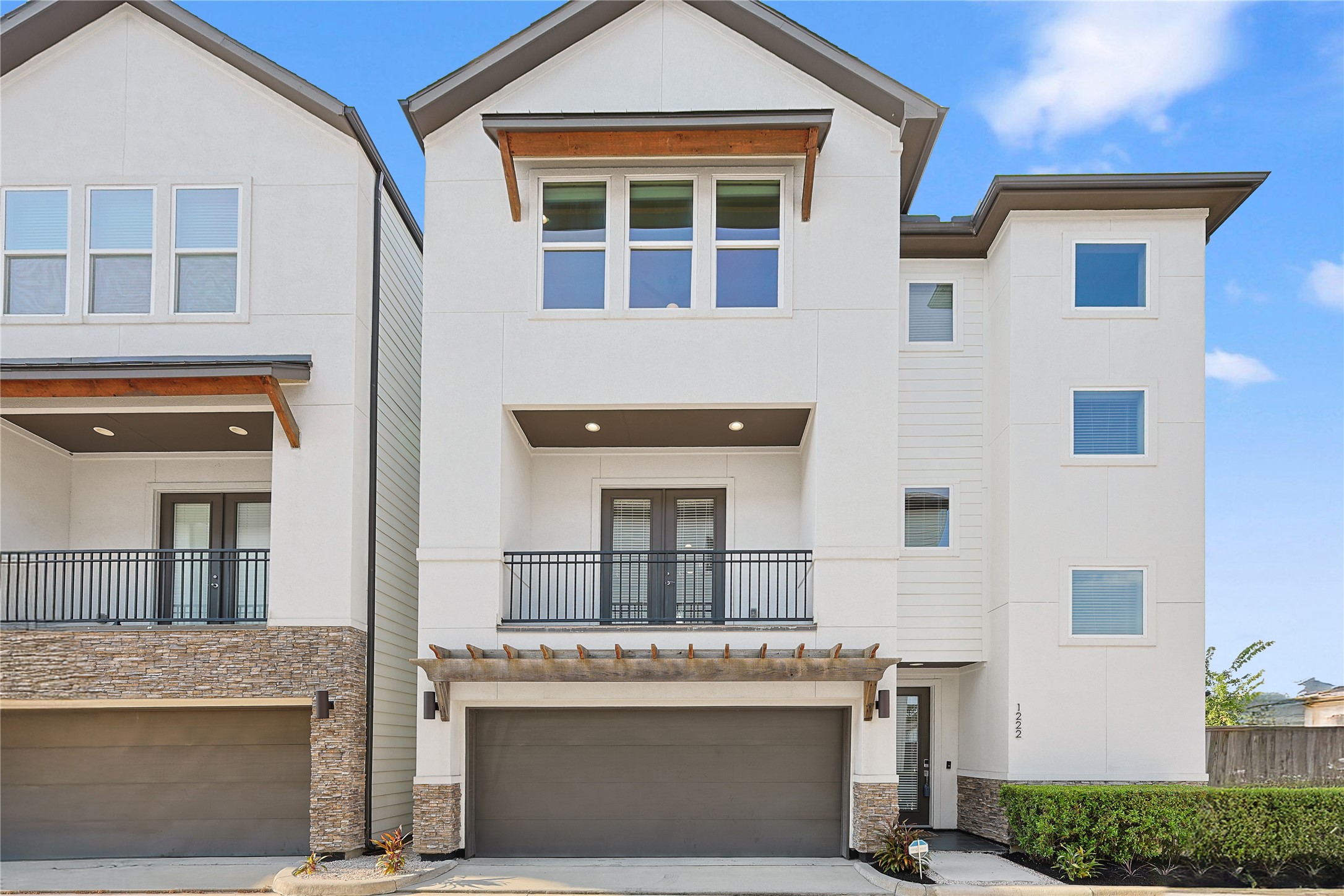 1222 Upton Street Houston, TX 77020 - Photo 3 of 41 Sleek 3-story modern home in a private gated community