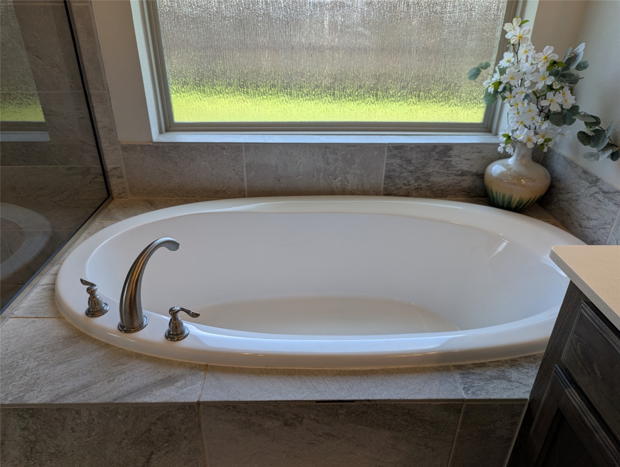 10323 Granite Court Rosharon, TX 77583 - Photo 17 of 44 a bathroom with a bathtub