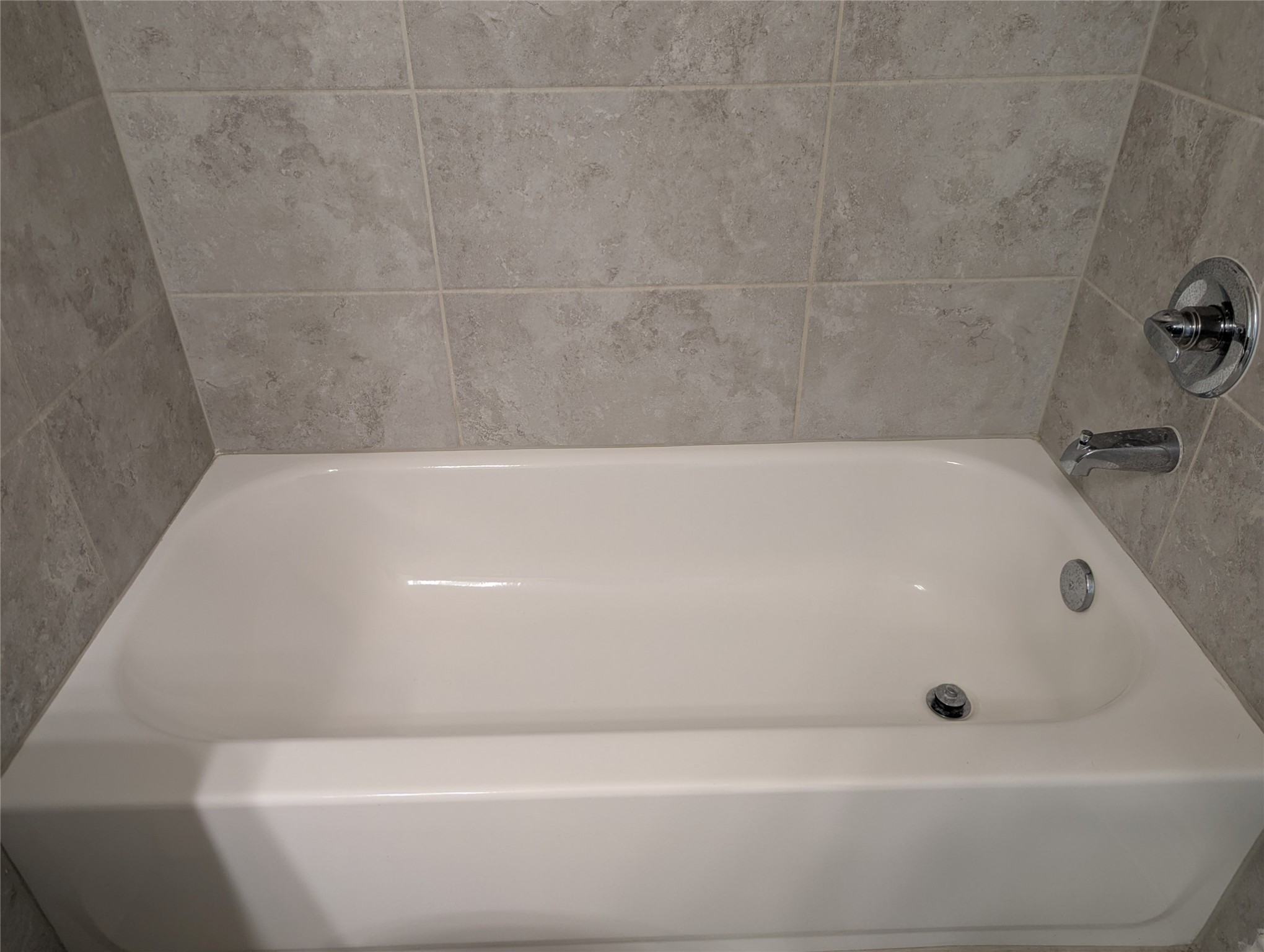 10323 Granite Court Rosharon, TX 77583 - Photo 6 of 44 a bathroom with a bath tub