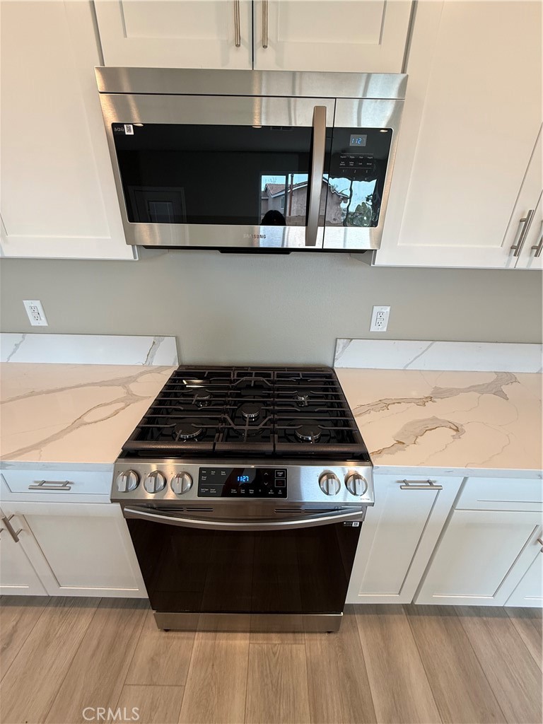 7398 North Maple Fontana, CA 92336 - Photo 6 of 24 Oven and Microwave