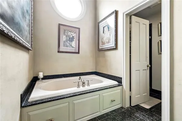 $1,300,000 | 19 Rue Royale, Metairie, LA 70002