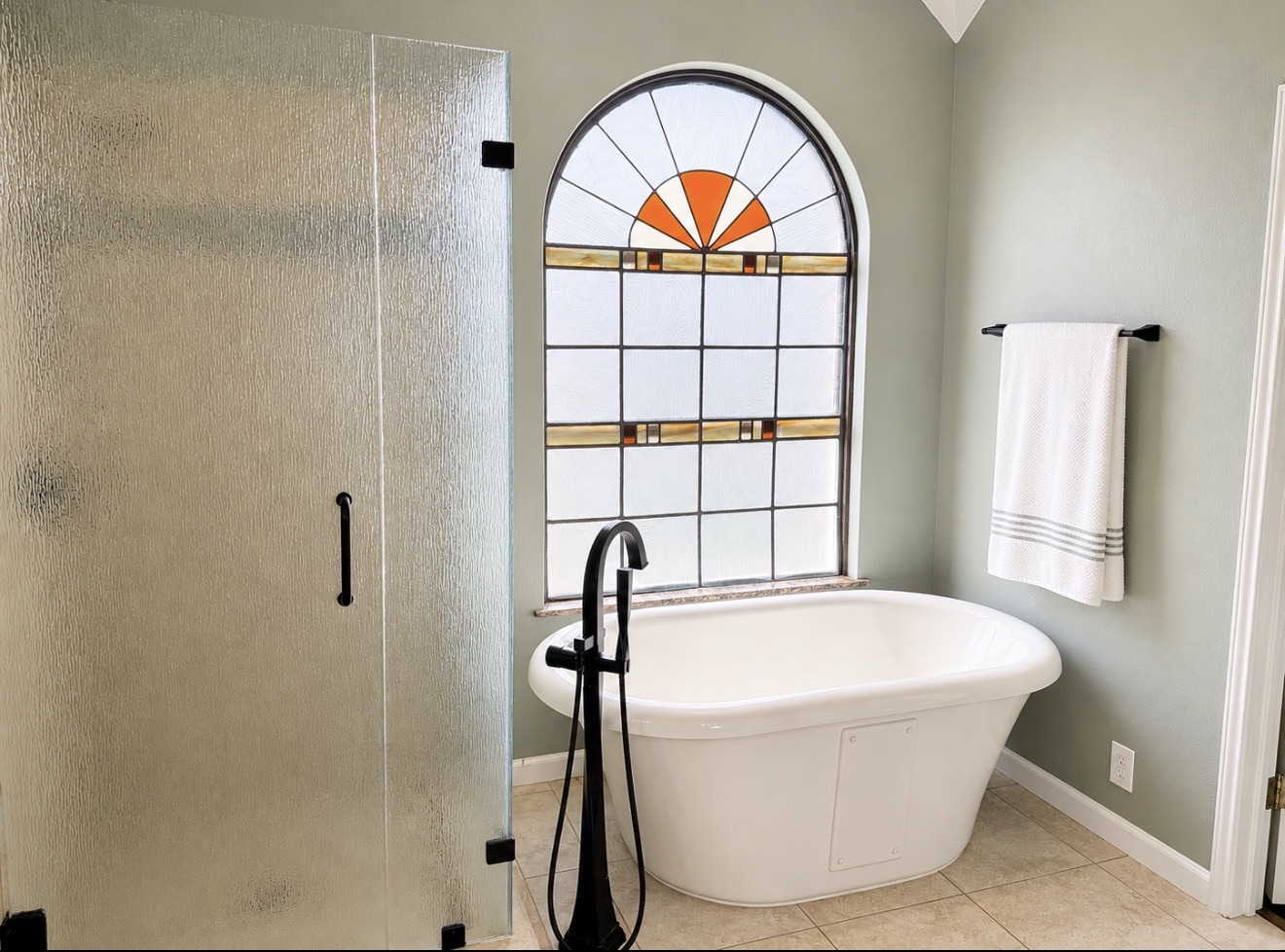 13 Oak View Round Rock, TX 78664 - Photo 16 of 30 Indulge in a tranquil bathing experience with this deep soaking tub and artistic stained-glass window.