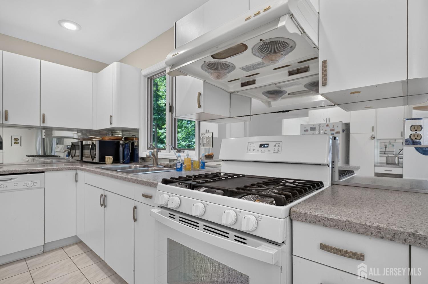 14 Gallo Way Edison, NJ 08820 - Photo 13 of 38
