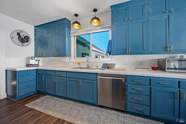 $1,899,000 | 1220 Gravenstein Highway North, Sebastopol, CA 95472
