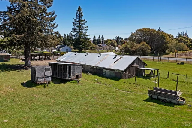 $1,999,000 | 1220 Gravenstein Highway North, Sebastopol, CA 95472
