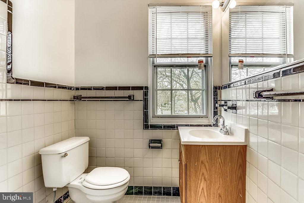 3311 Commonwealth Avenue, Unit E Alexandria, VA 22305 - Photo 19 of 31 a bathroom with a sink a toilet and shower
