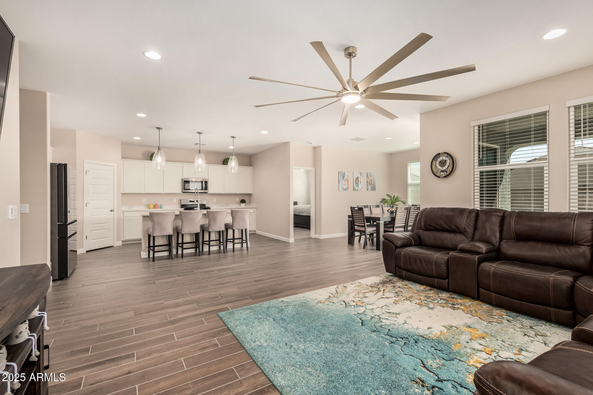 2475 West Spaulding Avenue Apache Junction, AZ 85120 - Photo 11 of 58 a living room with furniture and kitchen view