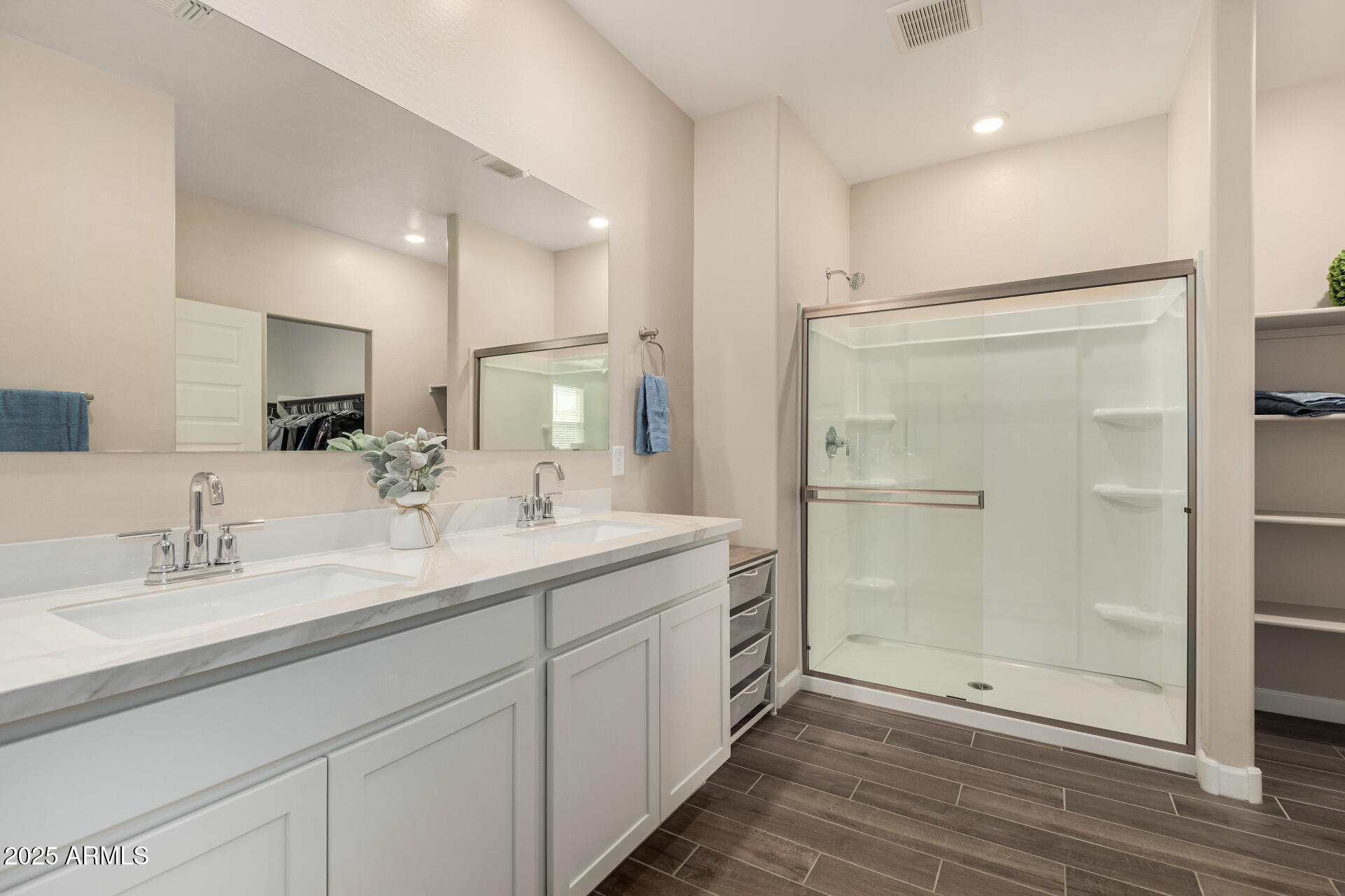 2475 West Spaulding Avenue Apache Junction, AZ 85120 - Photo 22 of 58 a bathroom with a shower sink and mirror