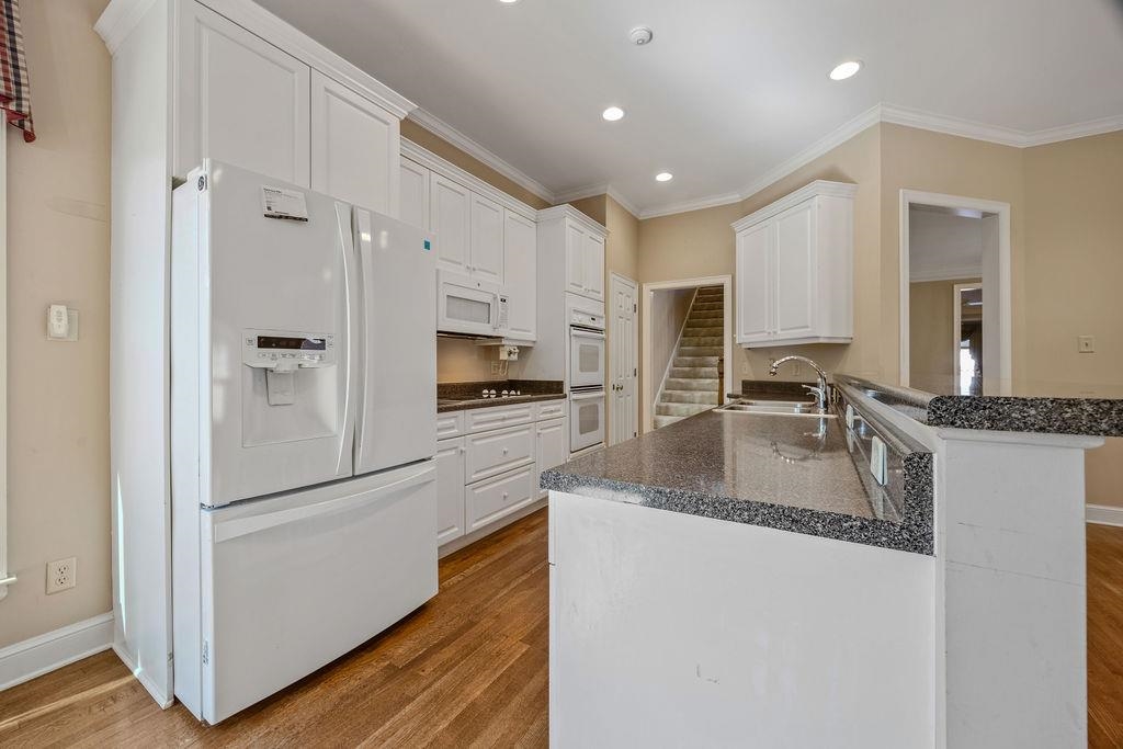 8009 Fox Fern Road Germantown, TN 38138 - Photo 19 of 40 a kitchen with stainless steel appliances granite countertop a refrigerator a sink and a stove
