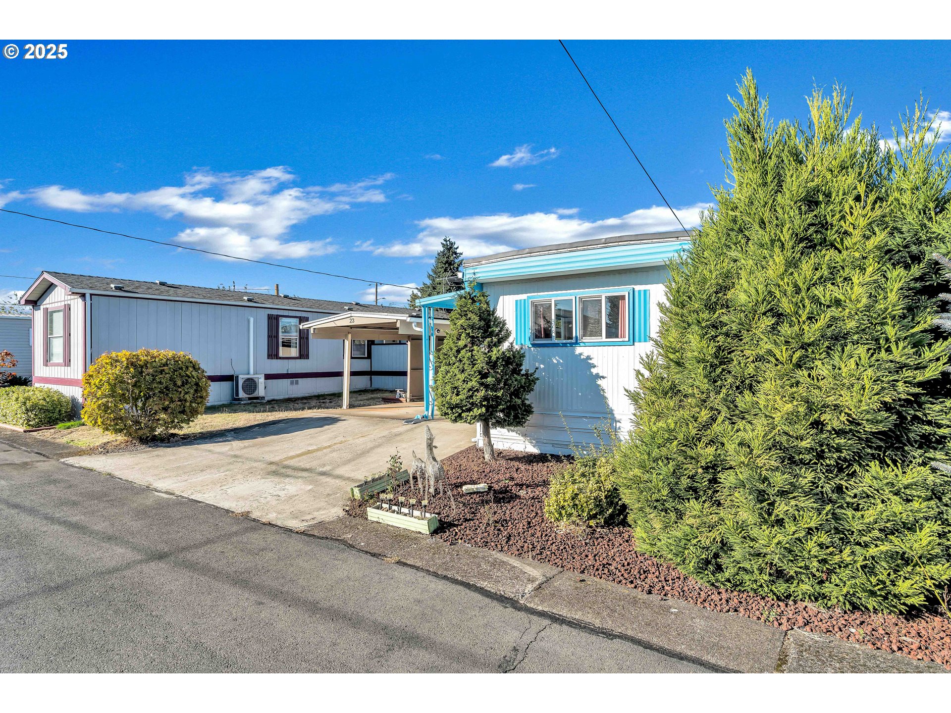 23 3364 Sunnyview Road Salem, OR 97301 - Photo 2 of 22 a house view with a seating space