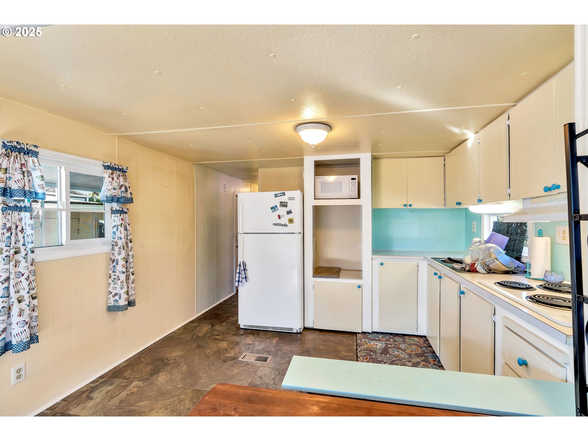 23 3364 Sunnyview Road Salem, OR 97301 - Photo 9 of 22 a kitchen with a refrigerator and a stove