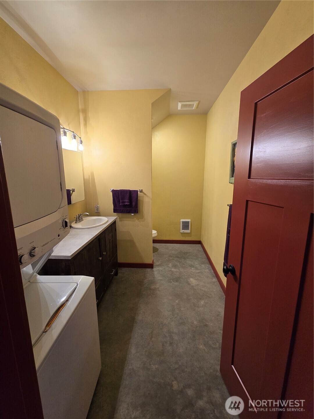23 Allemandi Road Loomis, WA 98827 - Photo 22 of 23 a bathroom with a sink and a mirror