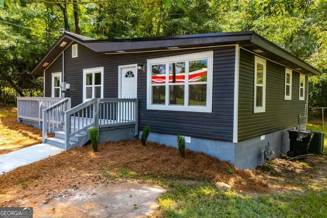a view of a house with a yard