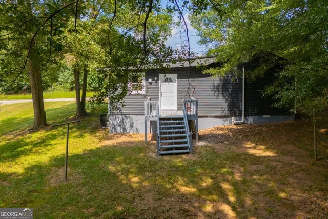 a view of a house with a backyard