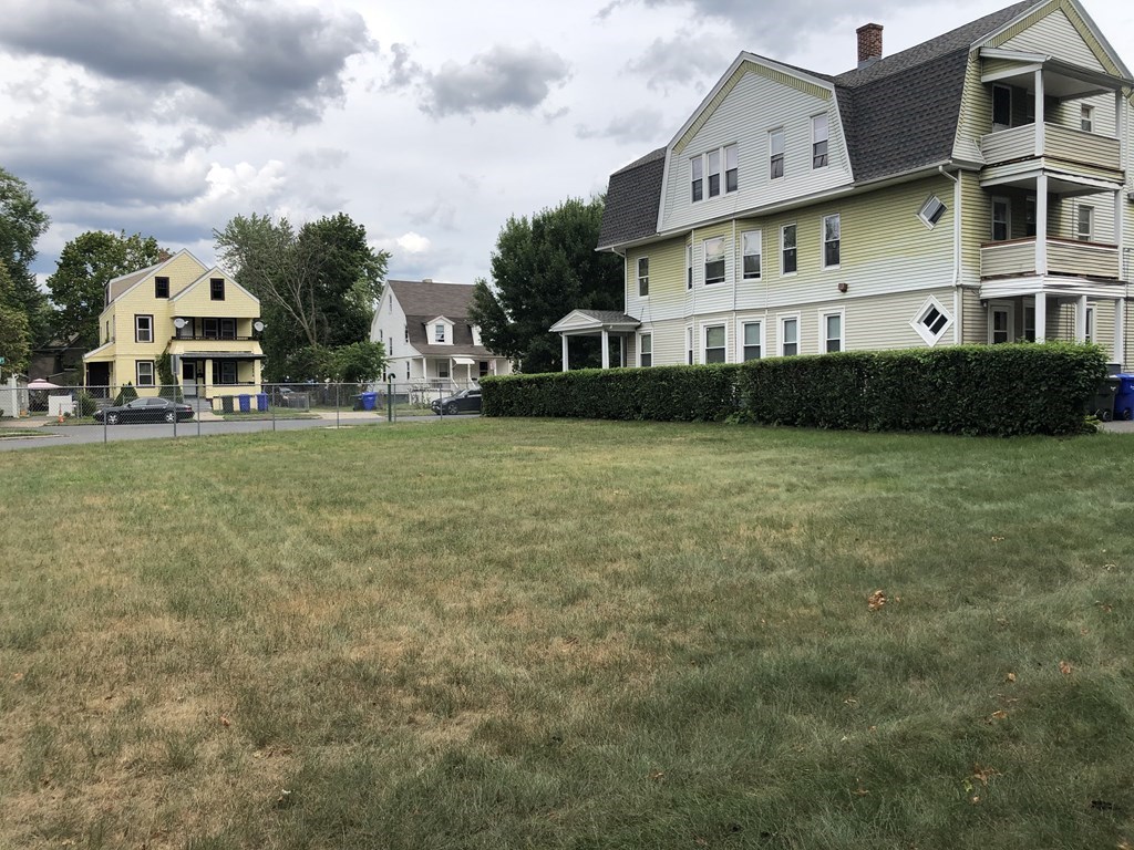 88 Oak Grove Avenue Springfield, MA 01109 - Photo 5 of 26