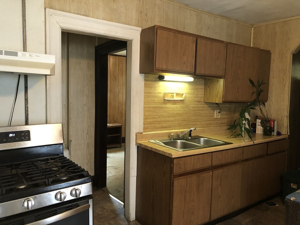 88 Oak Grove Avenue Springfield, MA 01109 - Photo 9 of 26