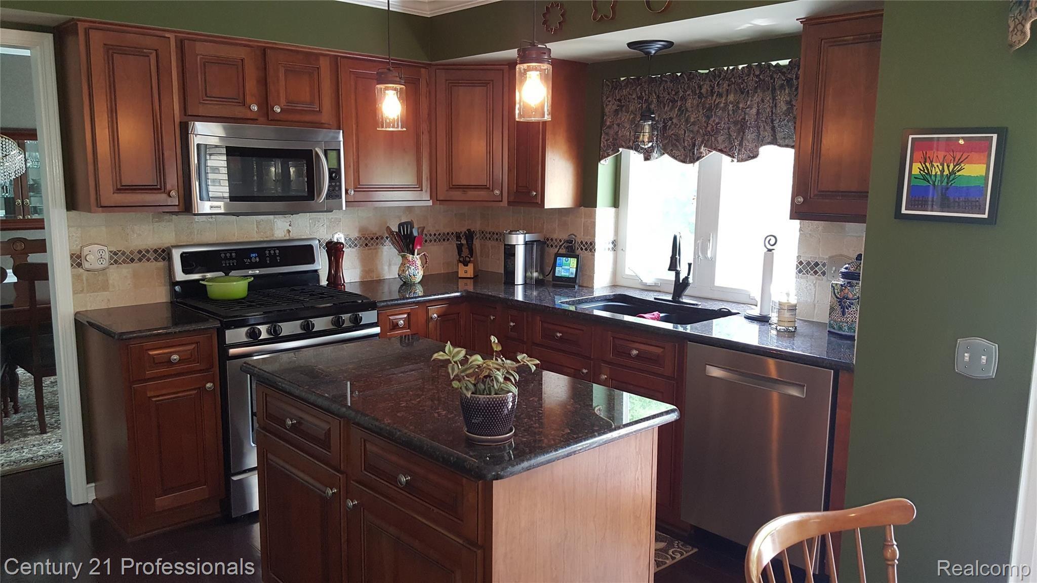 133 Saxon Court Rochester, MI 48307 - Photo 12 of 42 Updated Kitchen