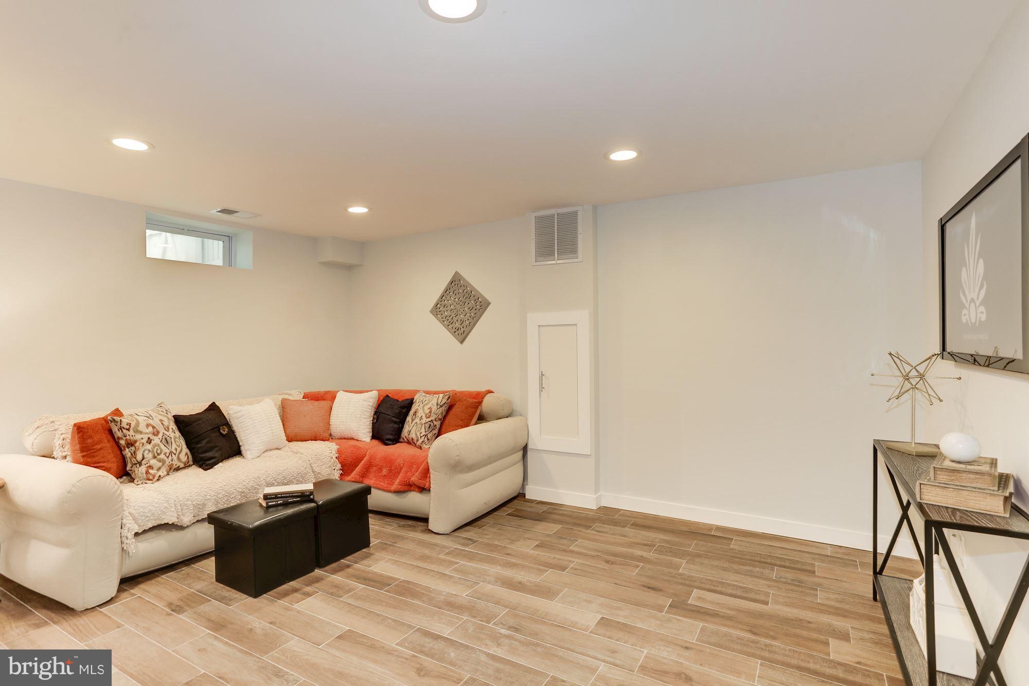4303 Ivy Glen Road Silver Spring, MD 20906 - Photo 20 of 30 a living room with furniture and a couch