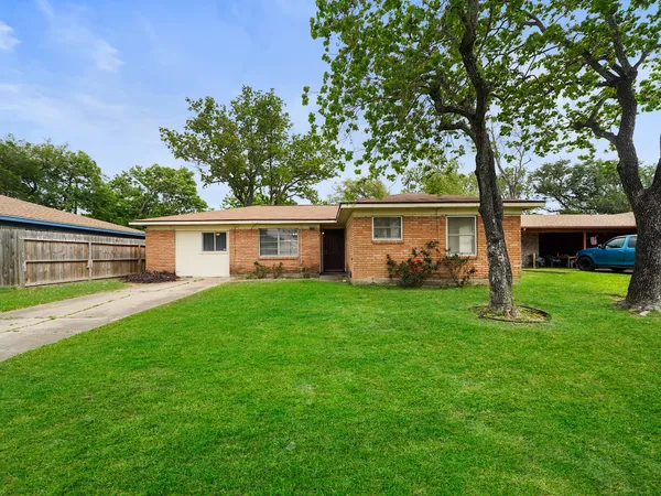 $1,600 | 3006 14th Avenue North, Texas City, TX 77590