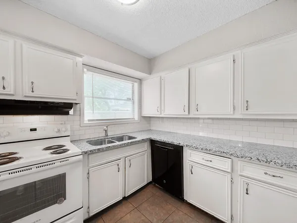 $1,600 | 3006 14th Avenue North, Texas City, TX 77590