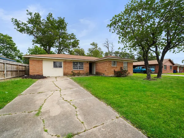 $1,600 | 3006 14th Avenue North, Texas City, TX 77590