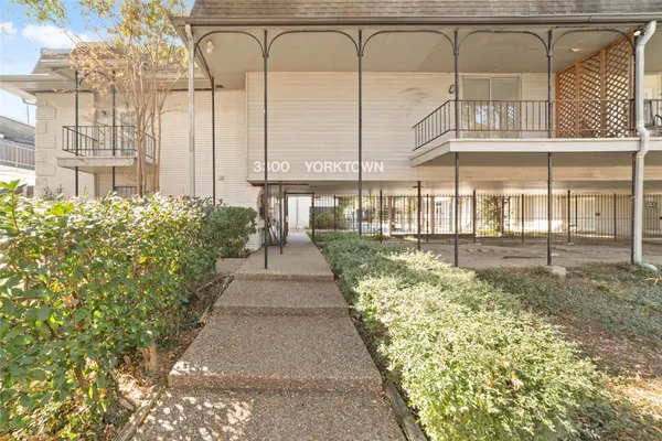a view of a large brick building