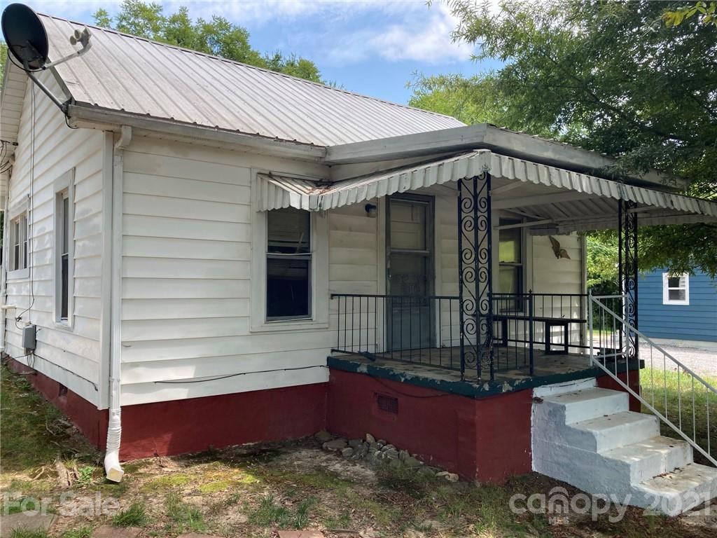 1005 Rickert Street Statesville, NC 28677 - Photo 1 of 10 a front view of a house with a balcony