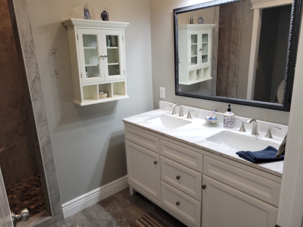 191 Clear Creek Road Cascade, ID 83611 - Photo 30 of 60 Private bath to bedroom #2