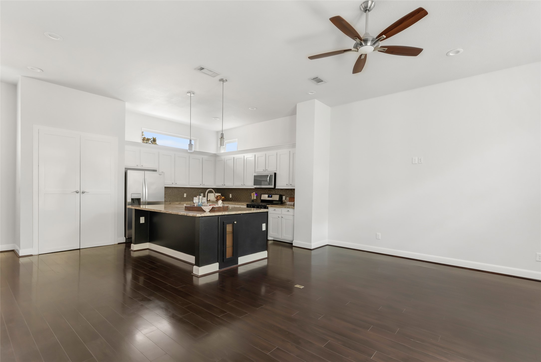 3351 Kilgore Street Houston, TX 77021 - Photo 12 of 38 Kitchen and living area