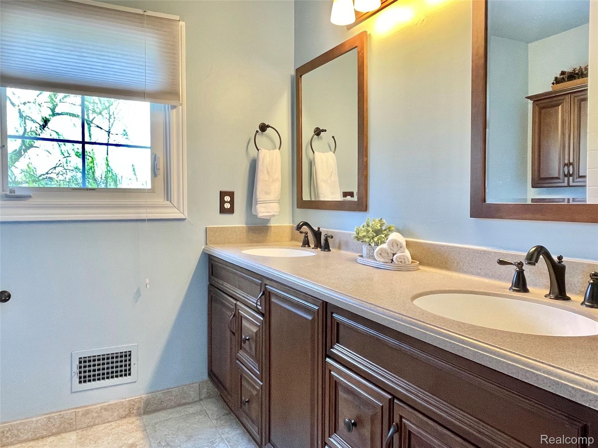 5246 Aintree Road Rochester, MI 48306 - Photo 33 of 60 Full bath upstairs with dual sinks