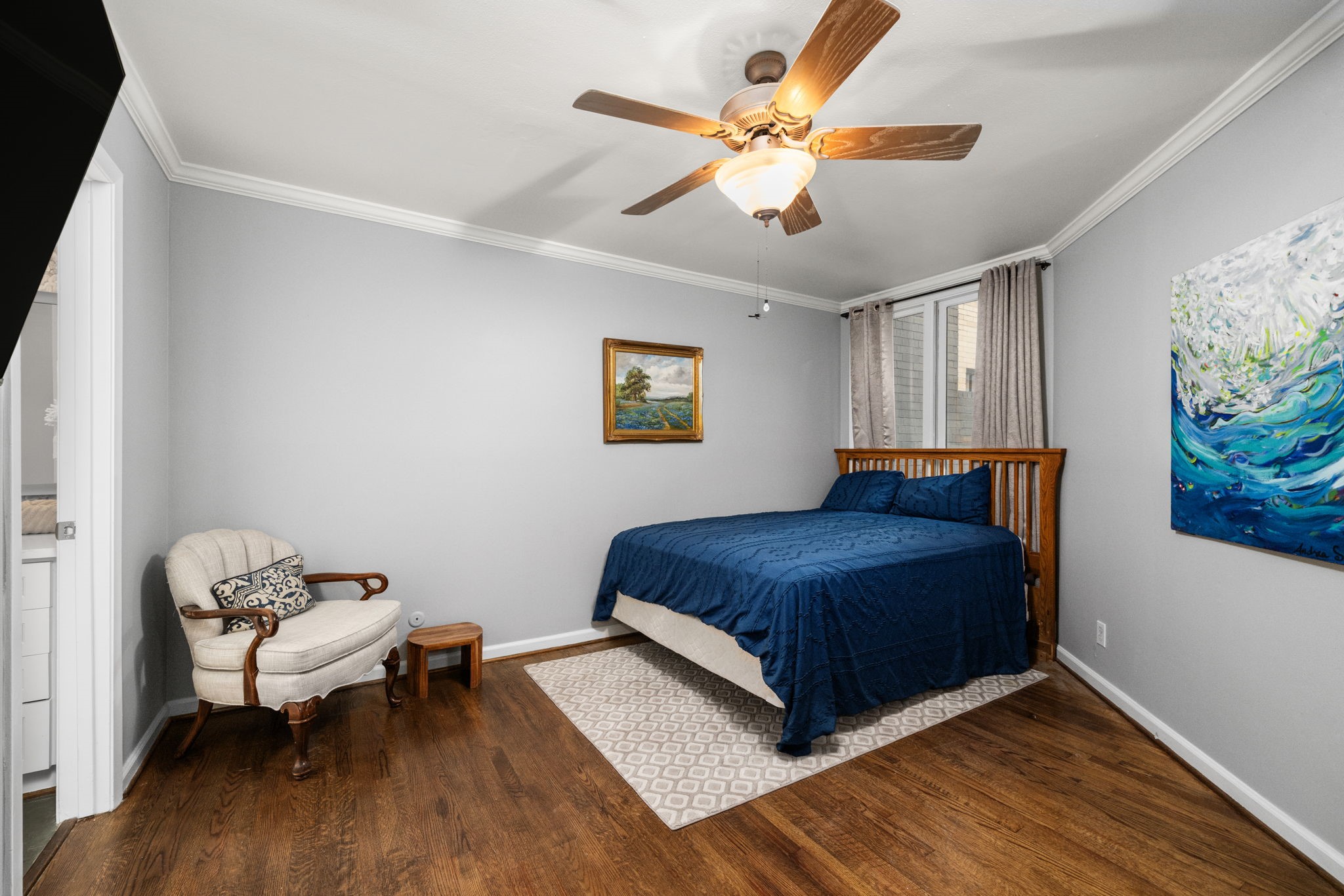 1011 Barkdull Street Houston, TX 77006 - Photo 15 of 40 Secondary bedroom on first floor has an ensuite bathroom.