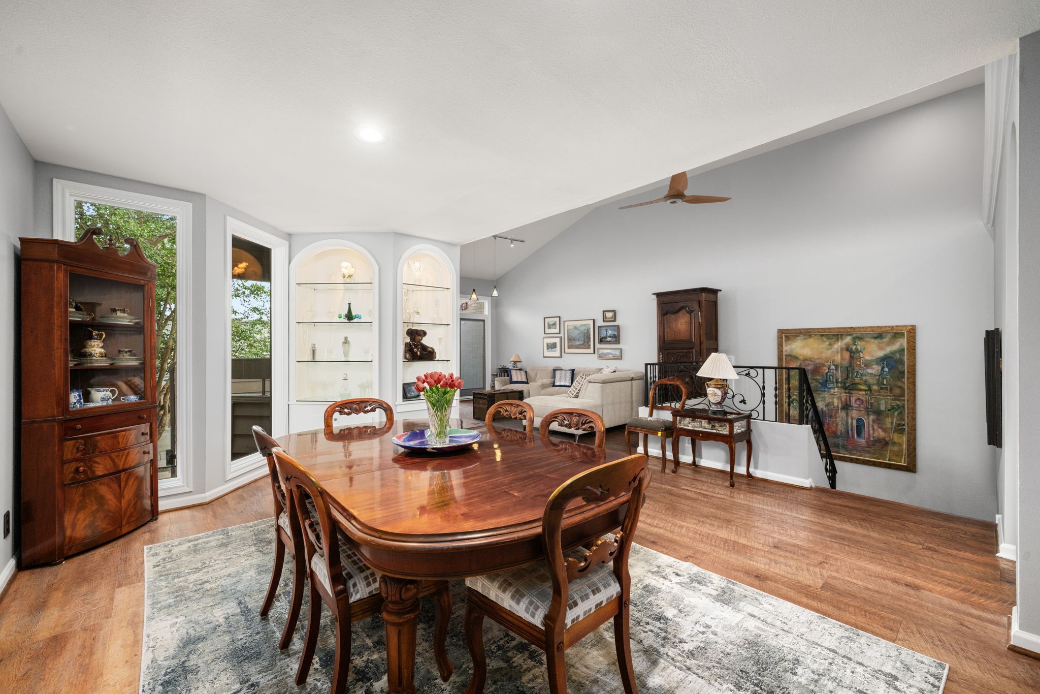 1011 Barkdull Street Houston, TX 77006 - Photo 20 of 40 Light and bright is the first thing you think of in this space.