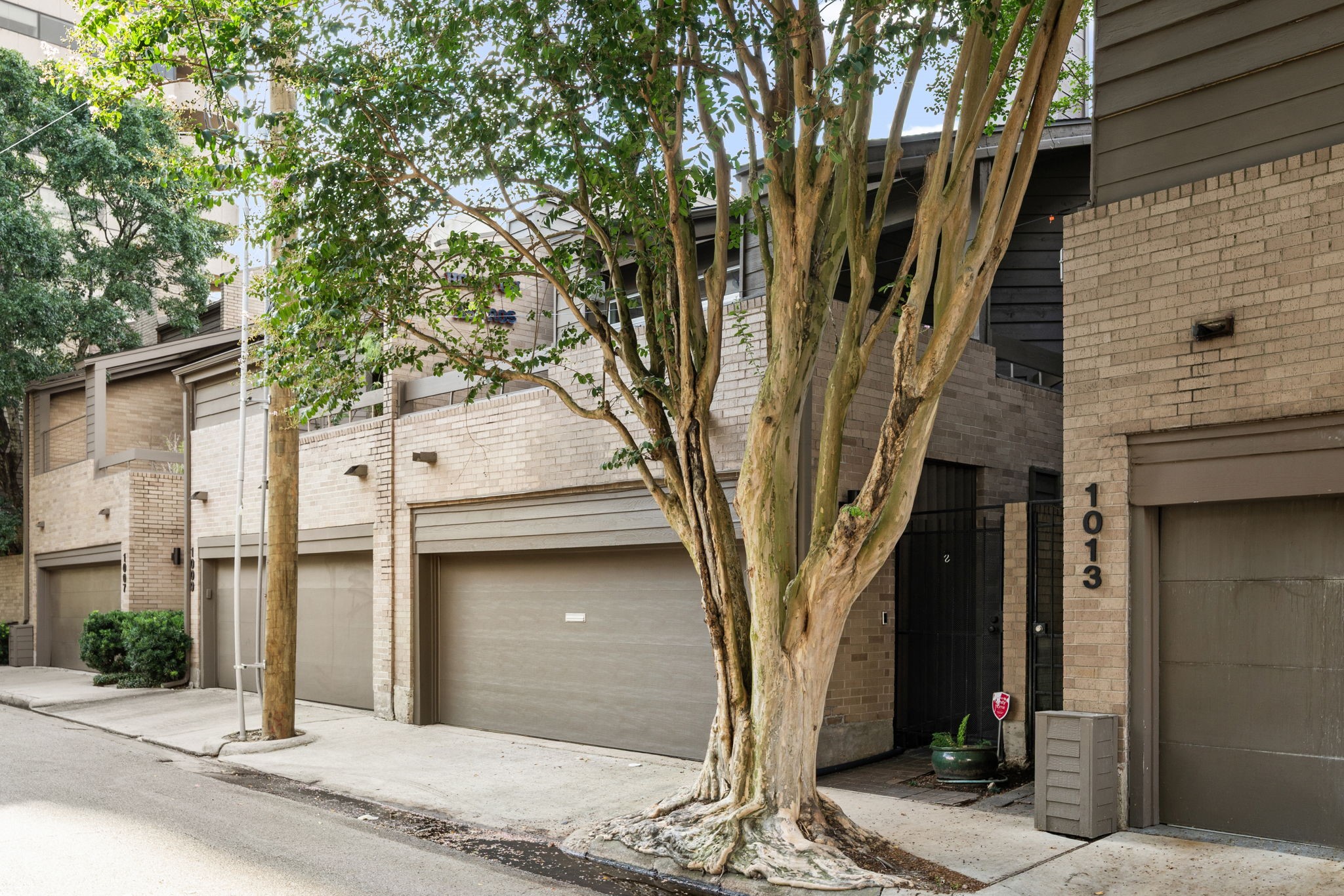 1011 Barkdull Street Houston, TX 77006 - Photo 3 of 40 This Museum District townhome is conveniently located steps away from museums, resturaunts and the light rail