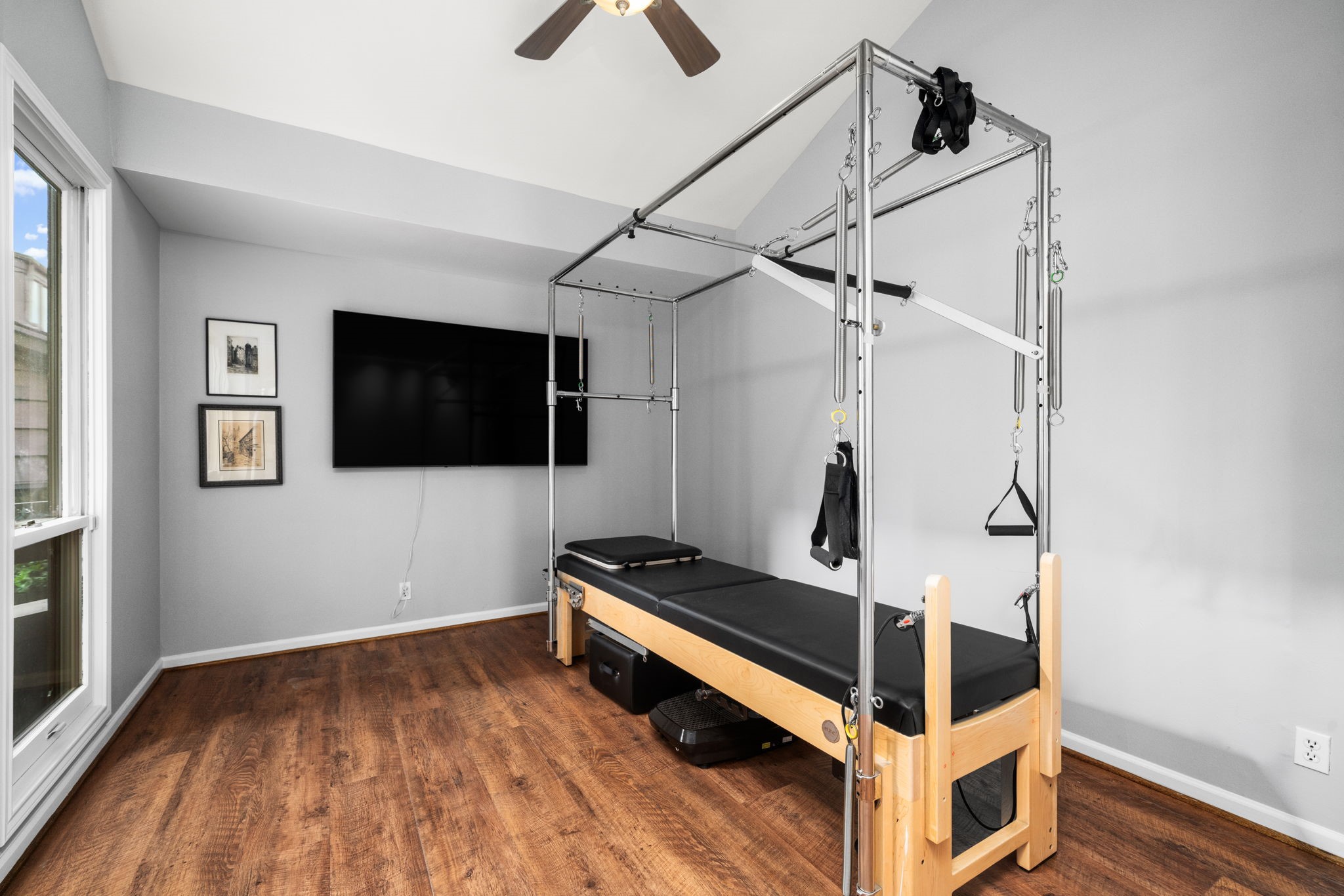 1011 Barkdull Street Houston, TX 77006 - Photo 28 of 40 Secondary bedroom on second floor has been repurposed into a Pilates studio.