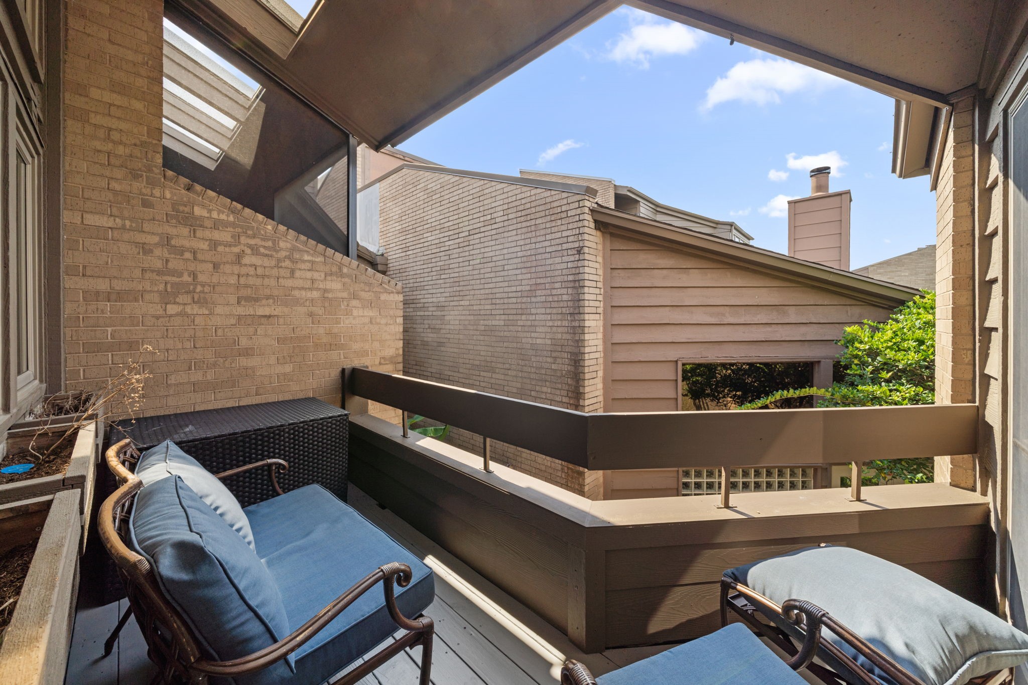 1011 Barkdull Street Houston, TX 77006 - Photo 33 of 40 Patio/balcony on the back of the home, off the kitchen overlooks the common area with glimpses of the pool.