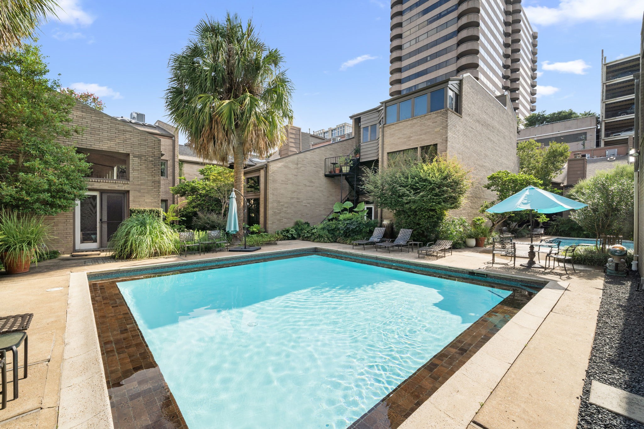 1011 Barkdull Street Houston, TX 77006 - Photo 35 of 40 Central common area is private to only the condo homeowners and contains 2 sparking pools with seating area.