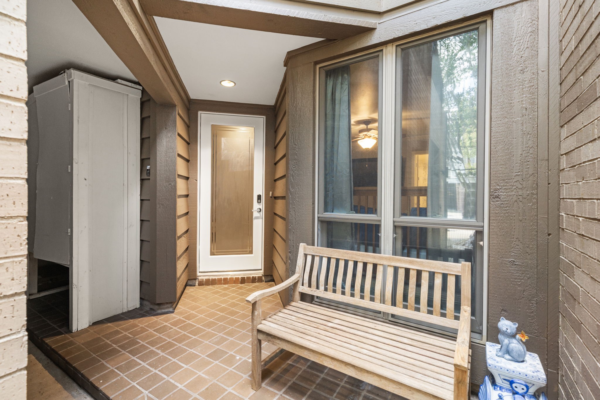 1011 Barkdull Street Houston, TX 77006 - Photo 5 of 40 Front courtyard greets your guests as they enter your urban piece of heaven.