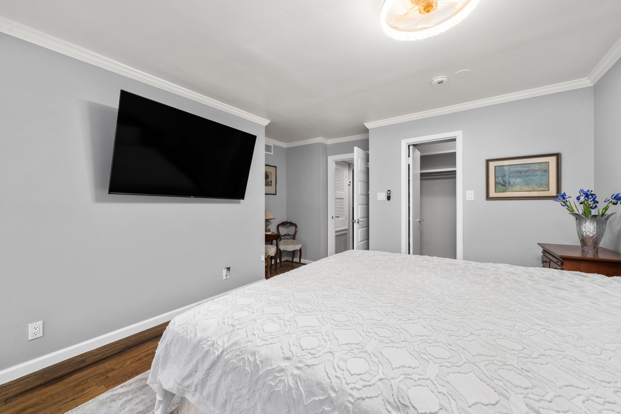 1011 Barkdull Street Houston, TX 77006 - Photo 9 of 40 Primary bedroom on first floor with walk in closet and mind blowing primary bathroom.