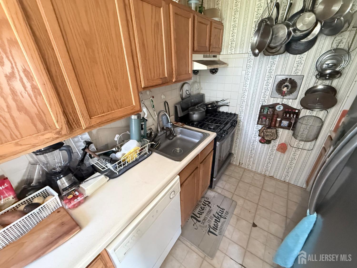 18 Brandywine Road Fords, NJ 08863 - Photo 2 of 13 Gallery Image 2