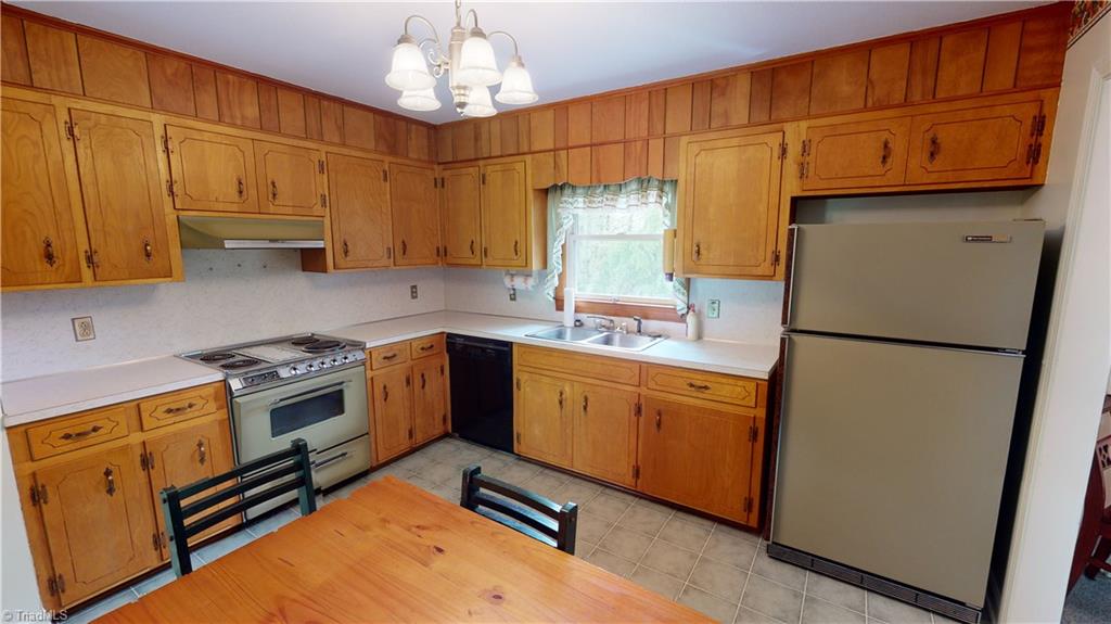211 West Greenhill Road Mount Airy, NC 27030 - Photo 10 of 25 Kitchen