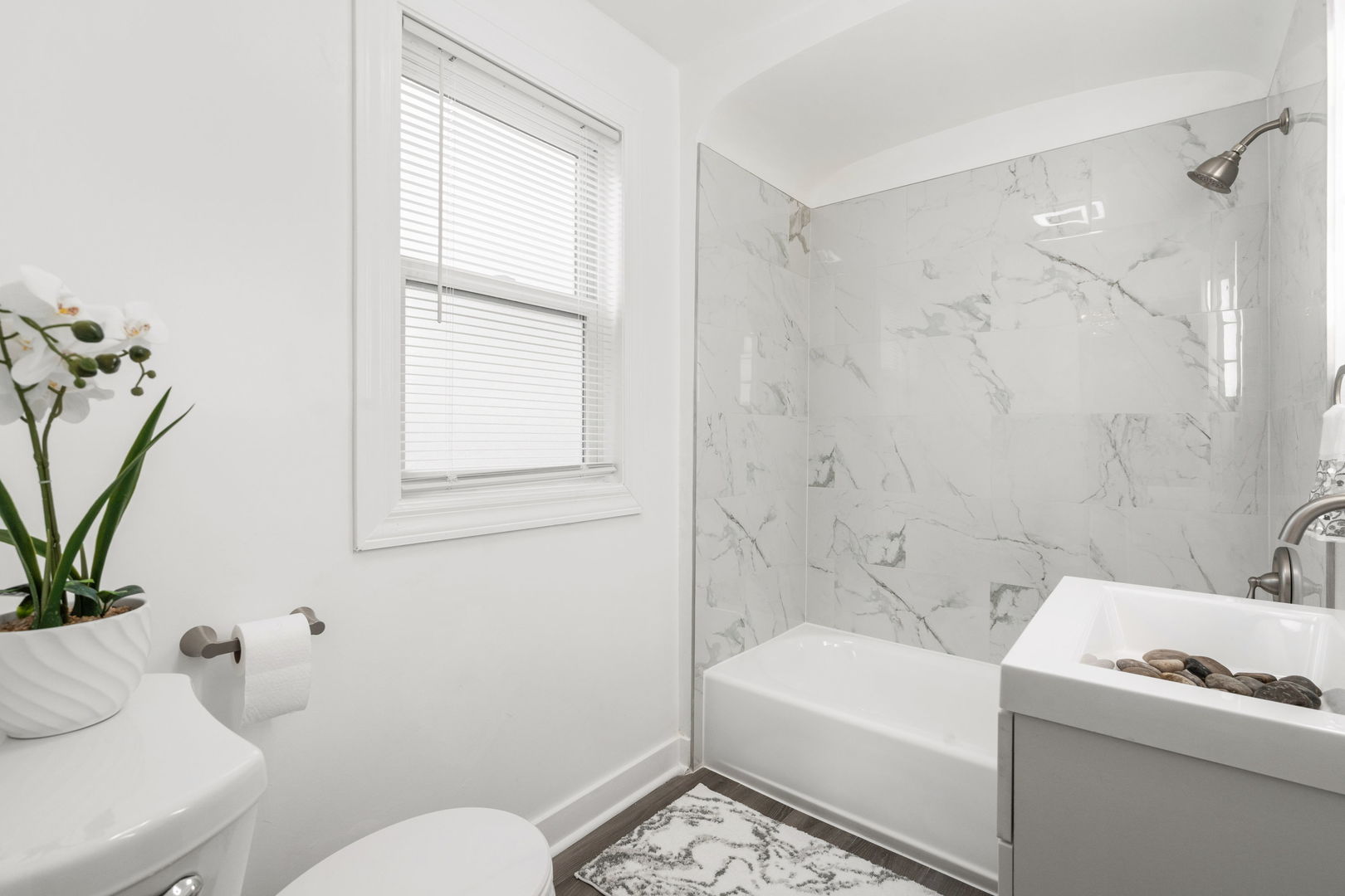 1600 Pine Road Homewood, IL 60430 - Photo 15 of 28 a bathroom with a sink toilet and shower