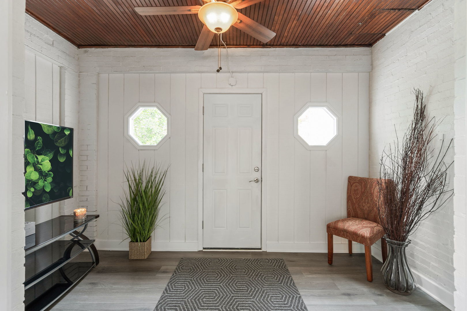 1600 Pine Road Homewood, IL 60430 - Photo 6 of 28 a view of a livingroom with furniture and a potted plant