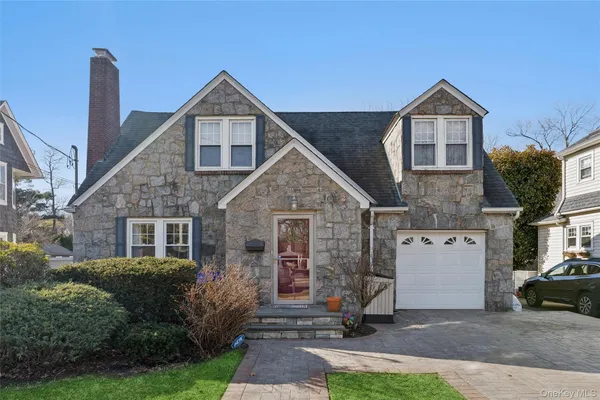 $889,000 | 50 Paumanake Avenue, Babylon, NY 11702