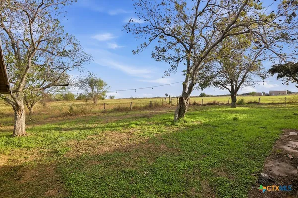a view of yard with green space