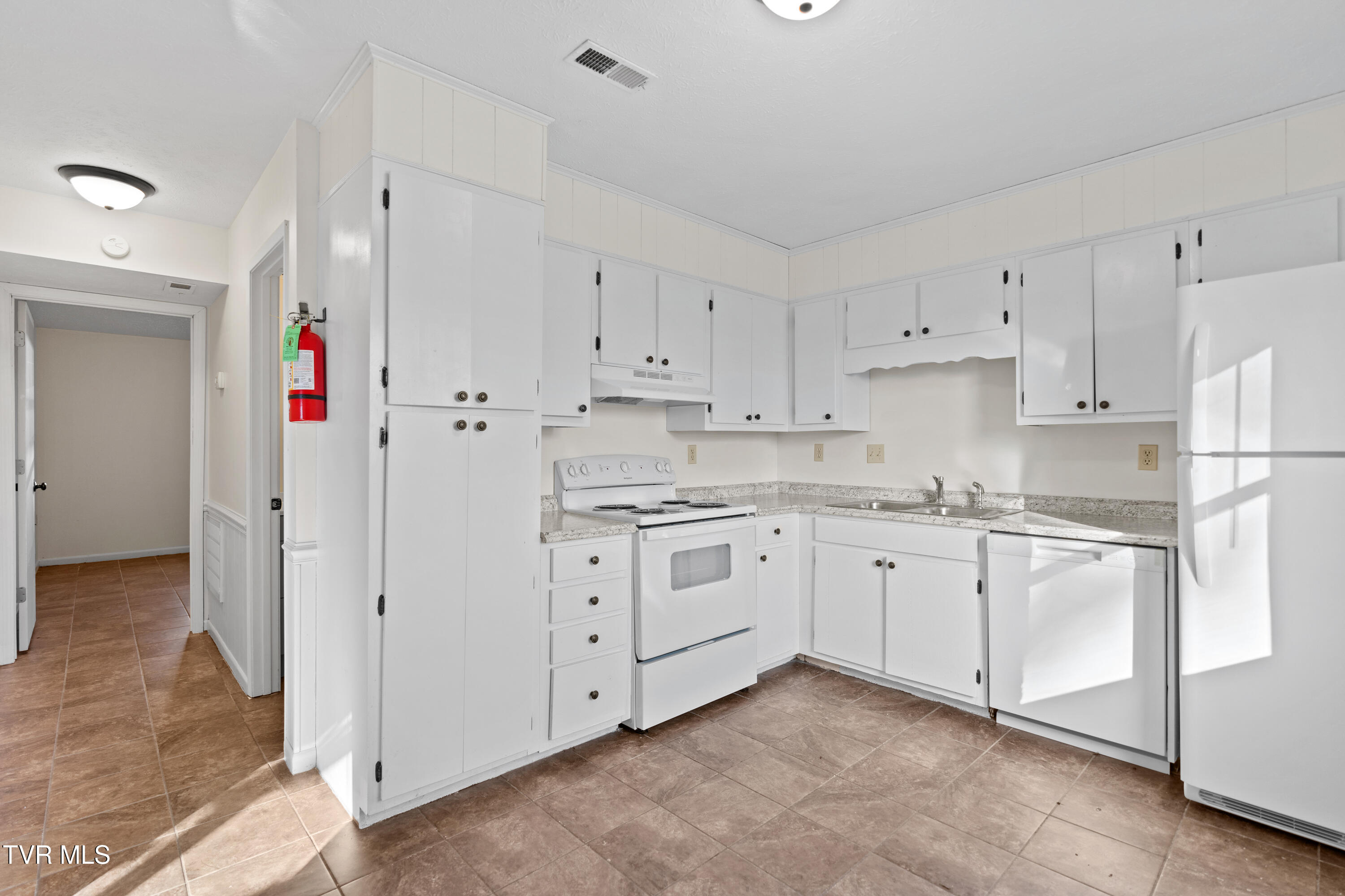 1001 Kiser Boulevard, Unit 13 Greeneville, TN 37745 - Photo 4 of 20 DSC00746